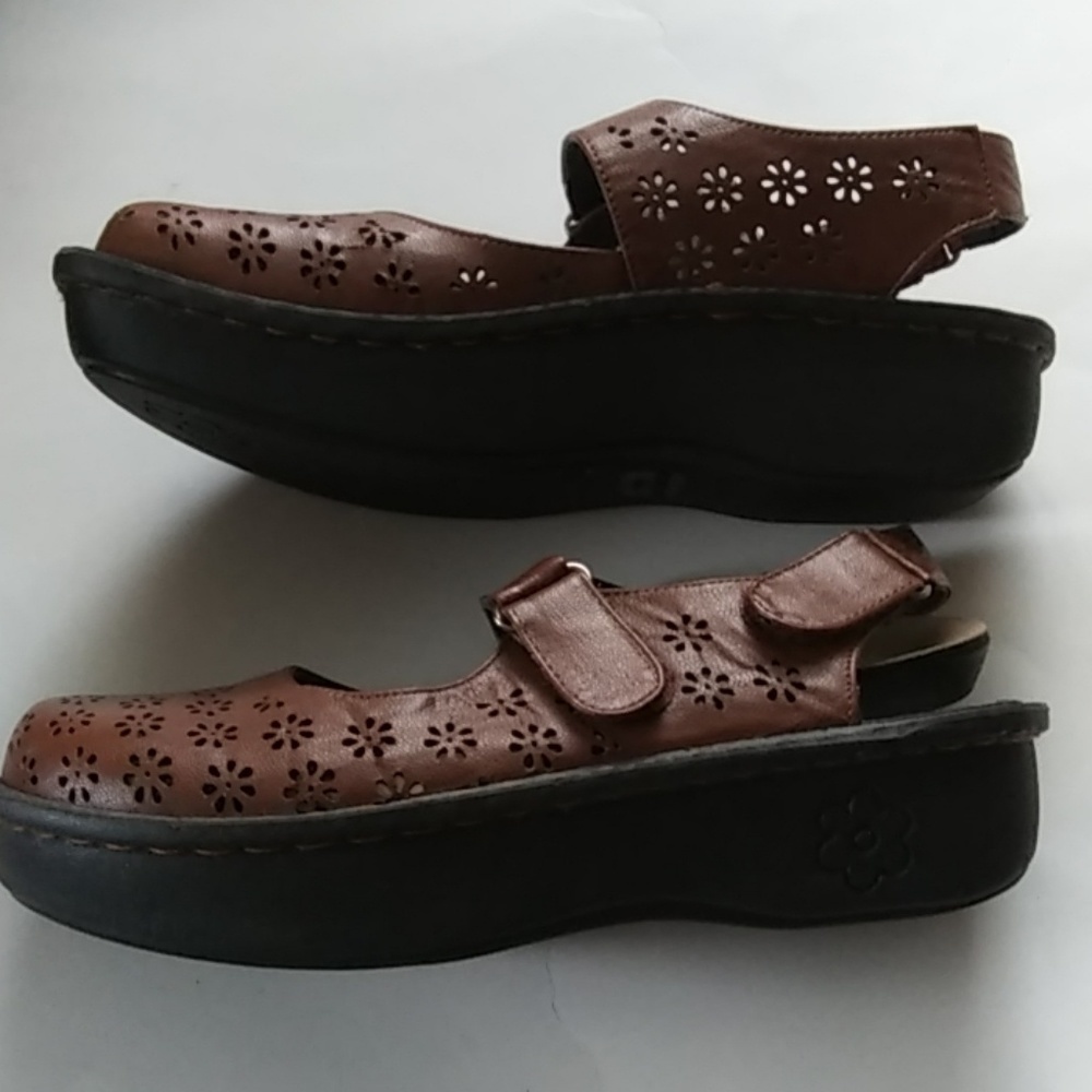 INGARO BROWN CLOGS.. SIZE...6.5